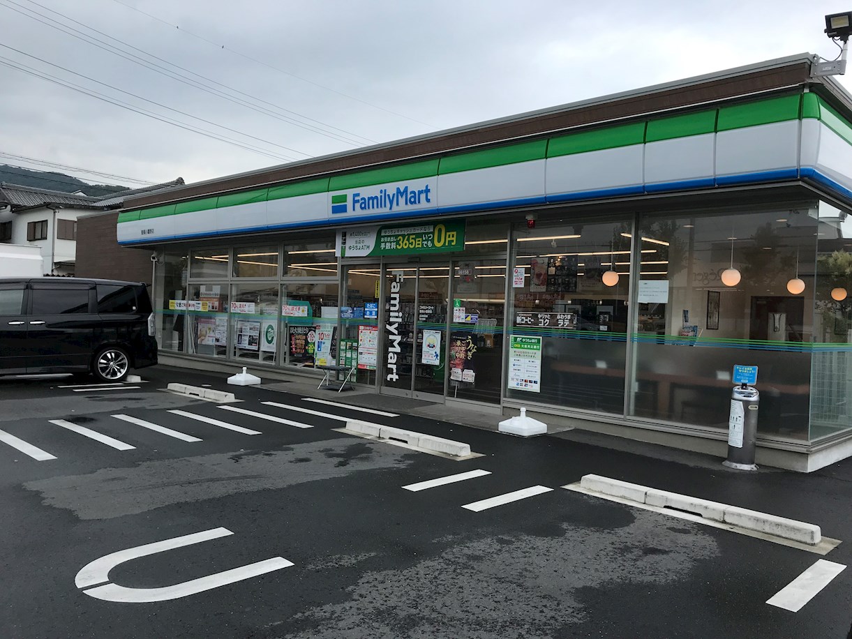 セレーノ小鷹野 コンビ二
