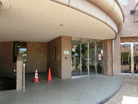 図書館：多摩市立聖ヶ丘図書館　520m