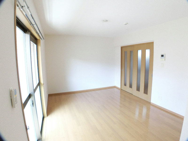 その他：洋室　8.9帖のゆとりあるお部屋です