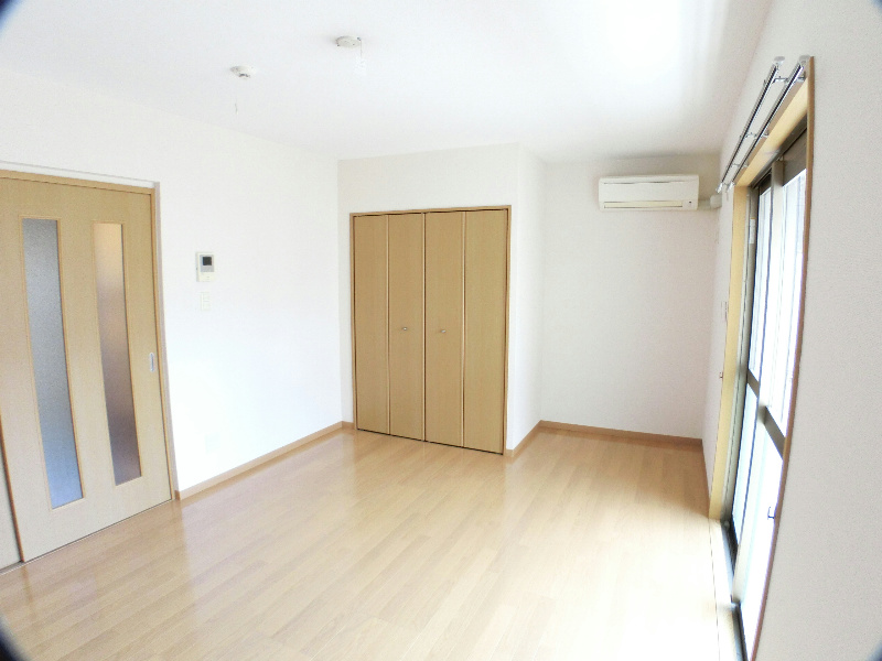 その他：洋室　8.9帖のゆとりあるお部屋です