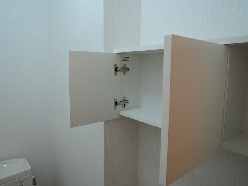 その他：トイレには便利な小物収納棚（扉付き）があります。