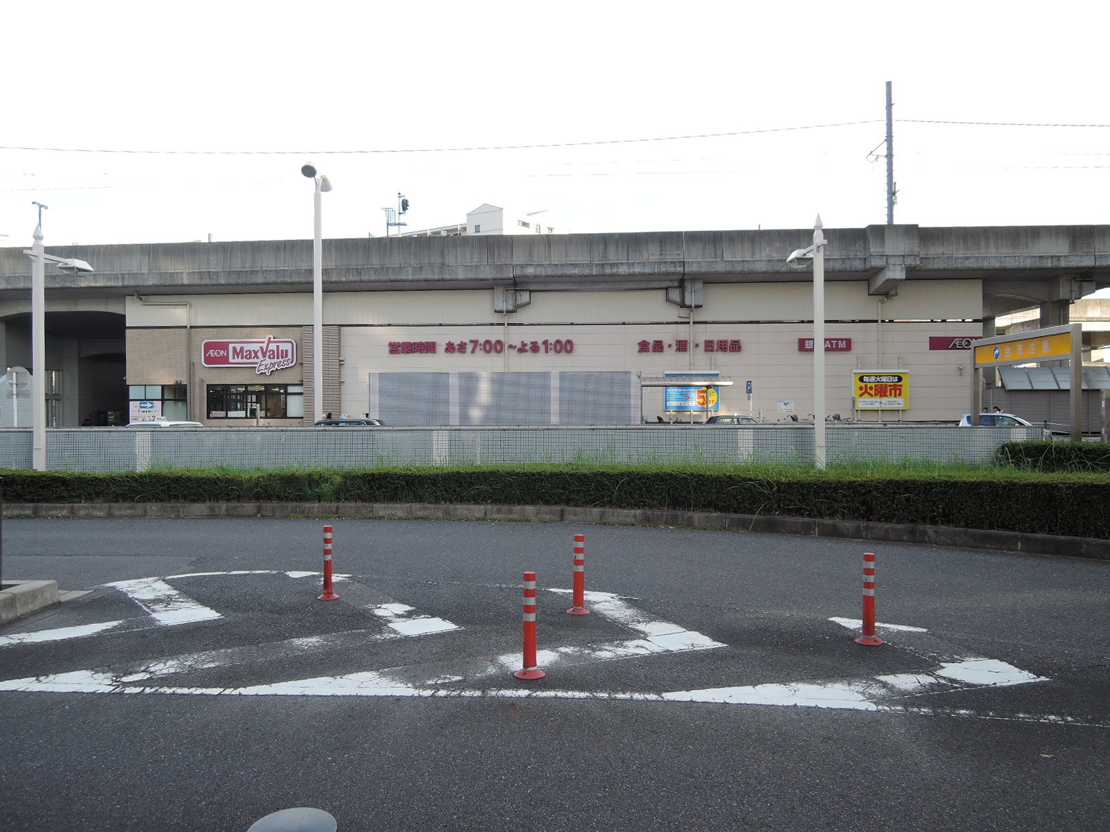 スーパー：ﾏｯｸｽﾊﾞﾘｭｴｸｽﾌﾟﾚｽ勝川駅店　301m　近隣