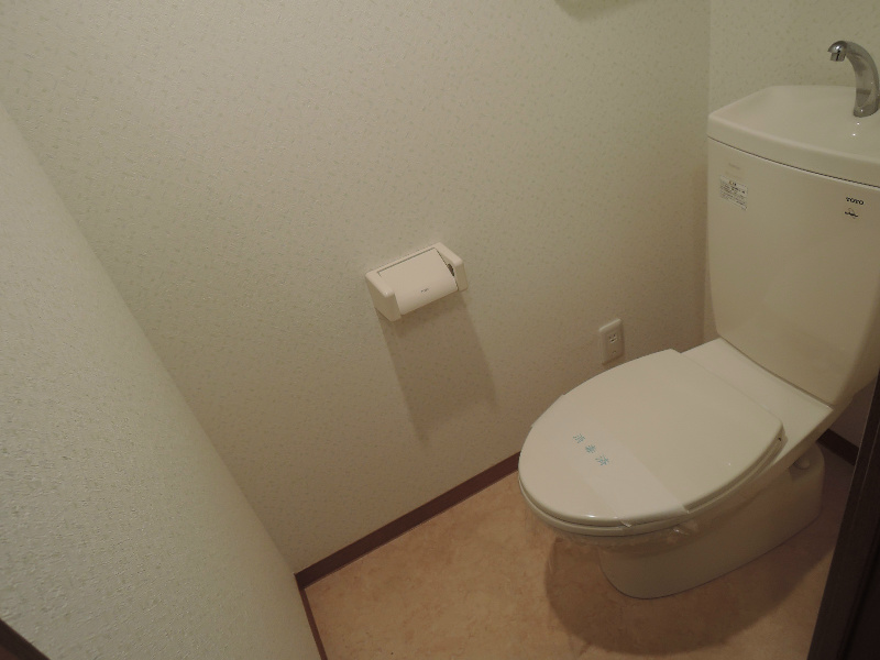 その他：トイレ上部には扉付きの小物収納棚あり！