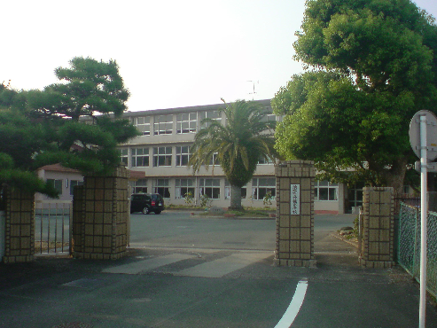 中学校：浜松市立八幡中学校　909m