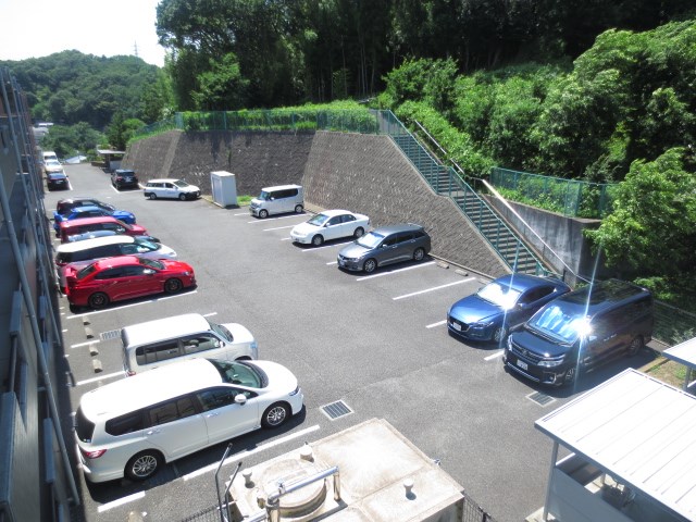 外観画像：敷地内駐車場は月額8,000円