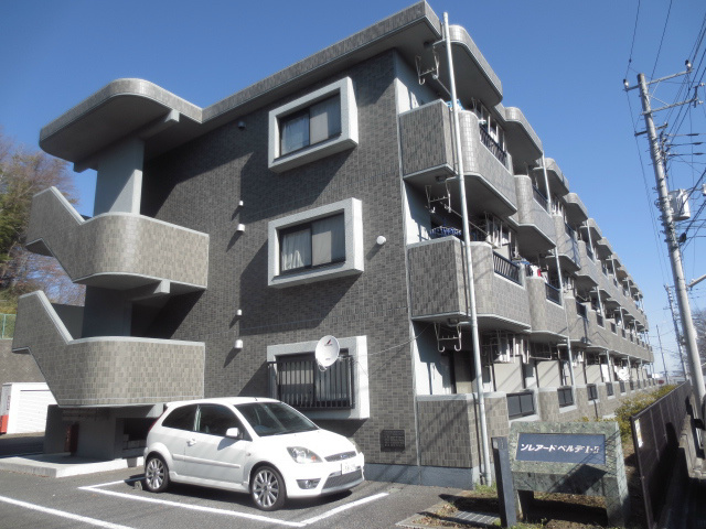 外観画像：高台に立地したマンション