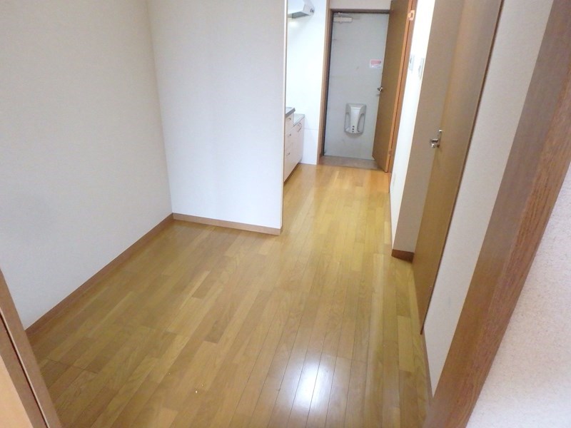 その他：キッチン横に冷蔵庫などが置けます。
