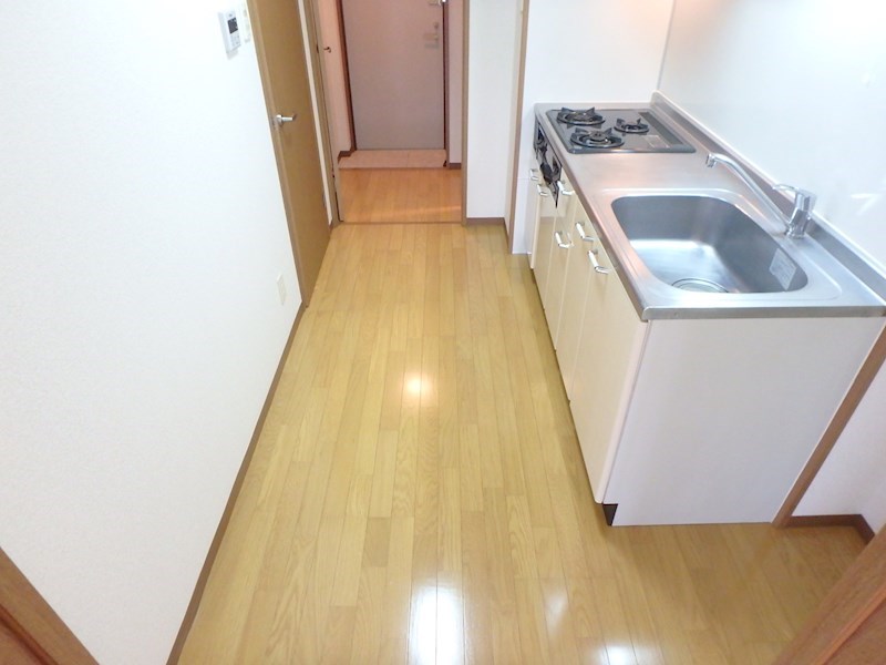 その他：キッチン横に冷蔵庫が置けます。