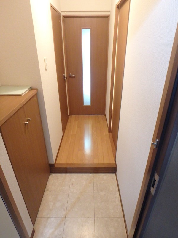 その他：玄関　下駄箱あります