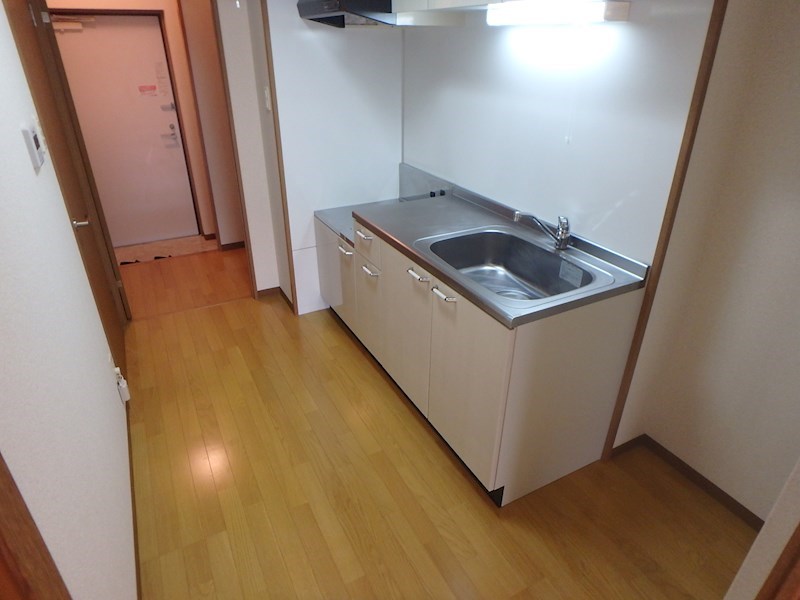 その他：キッチン横に冷蔵庫が置けます。