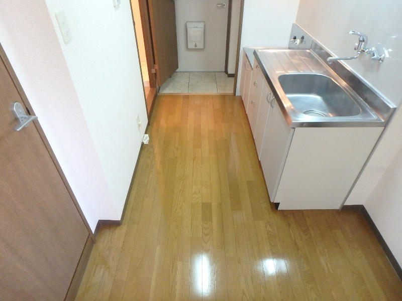 その他：キッチン横に冷蔵庫などが置けます。