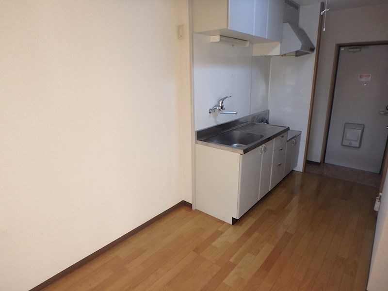 その他：キッチン横に冷蔵庫などが置けます。