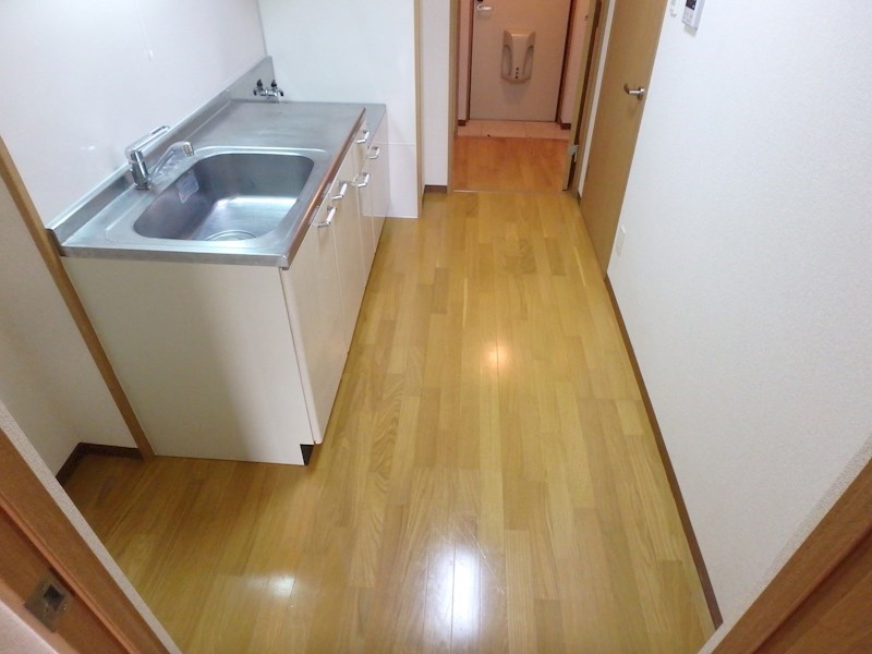 その他：キッチン横に冷蔵庫が置けます。