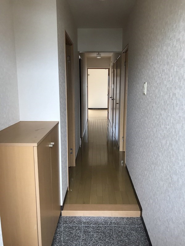 アヴニール愛野 玄関
