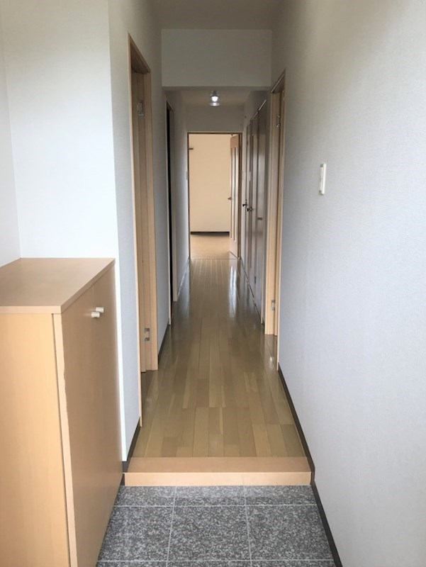 アヴニール愛野 玄関